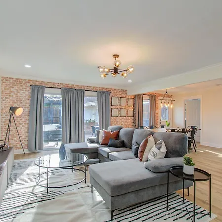 4-Bd Central Location W Pool Patio Firepit